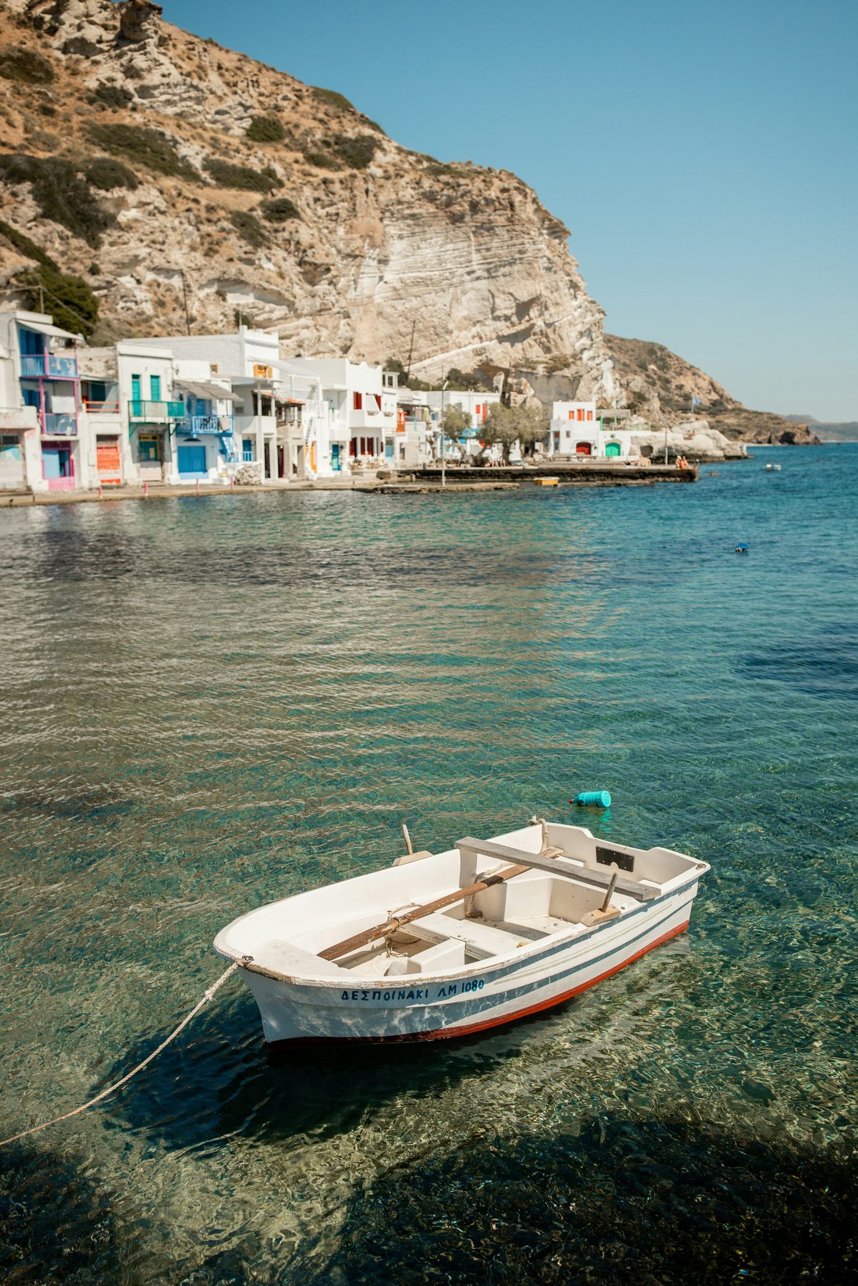 Village côtier et bateau, pour évoquer un voyage à préparer